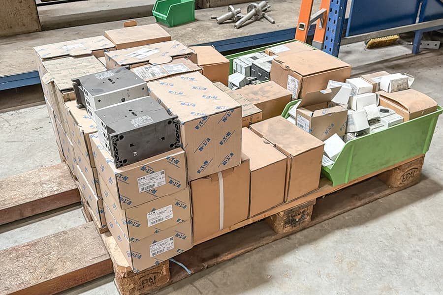Palette mit Elektroinstallationsmaterial